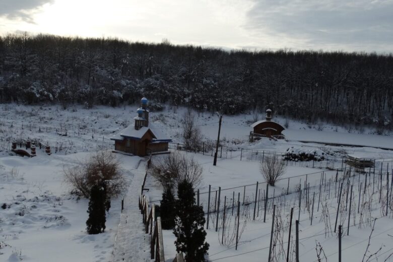 Крещение Господне. Начало ночной праздничной службы — в 23.00. Исповеди — в 22.00.